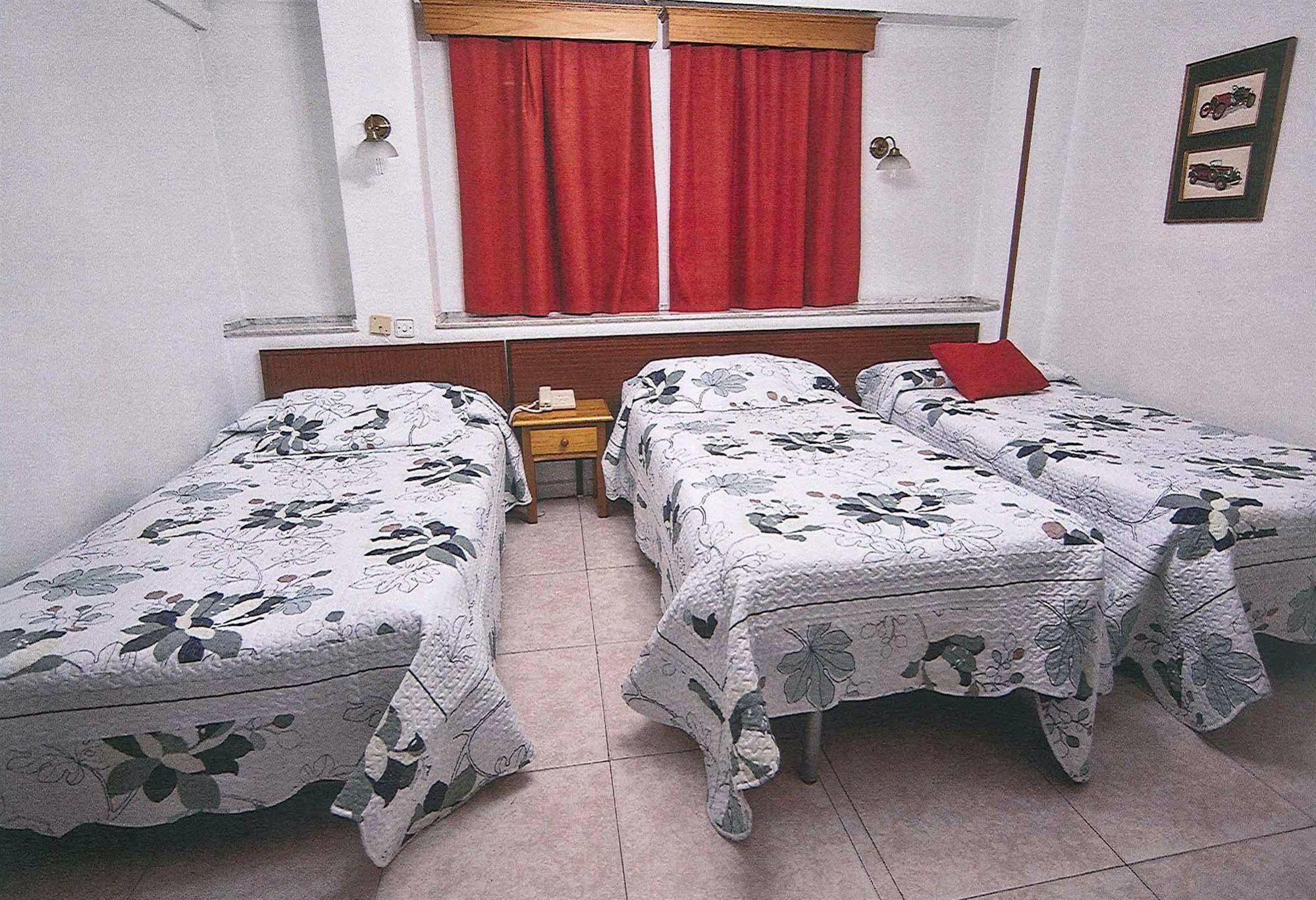 Hostal La Rosa Caces Exterior foto