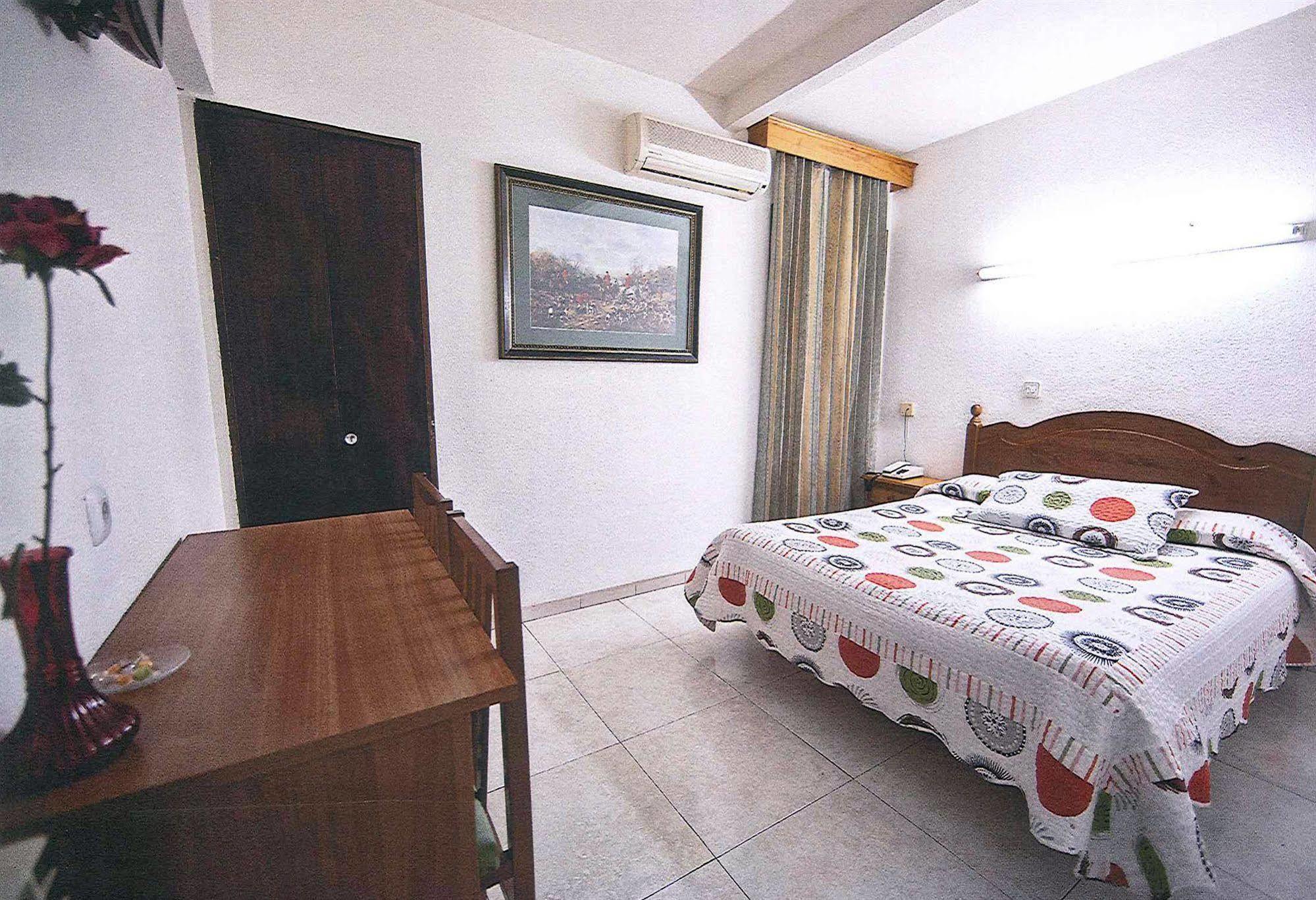 Hostal La Rosa Caces Exterior foto
